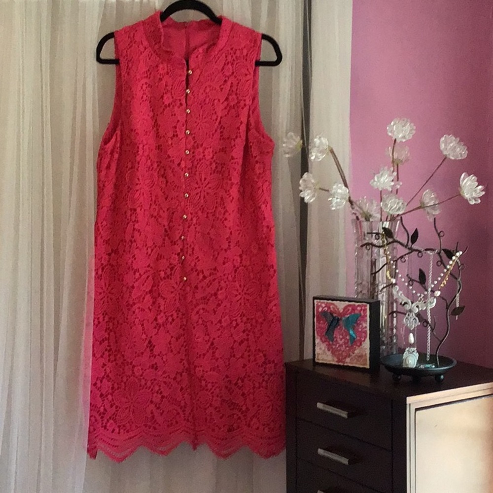 #JessicaHoward Pink Lace Sheath w/ Gold Buttons